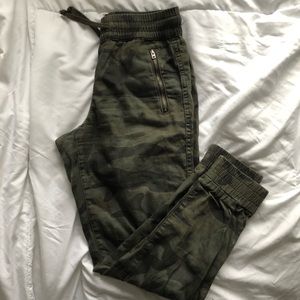 Aritzia TNA Camo Joggers